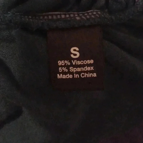 🌺Dark green top with interesting design - Picture 8 of 9